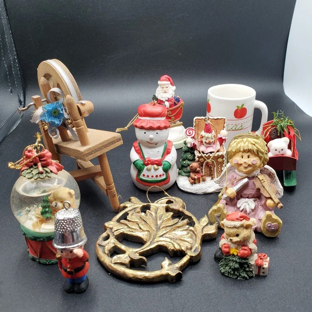 LOT OF 11 VINTAGE CHRISTMAS ORNAMENTS SNOWMAN SANTA Thimble hat SOLDIER globe be